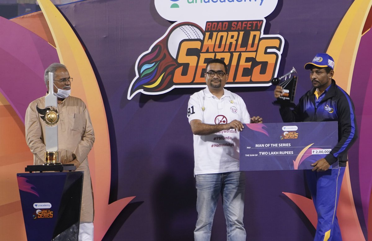 rahul00mehta's tweet photo. #RoadSafetyWorldSeries2021 final between #IndiaLegends and #SLLegends 
 with Hon CM @bhupeshbaghel ji @pal_jagdambika ji  @kundanmishra @unacademy 
Man of the series to #TillakaratneDilshan .
@hornnotokpls 
#NoHonking @sachin_rt @Colors_Cineplex https://t.co/VBqQCenSQ5