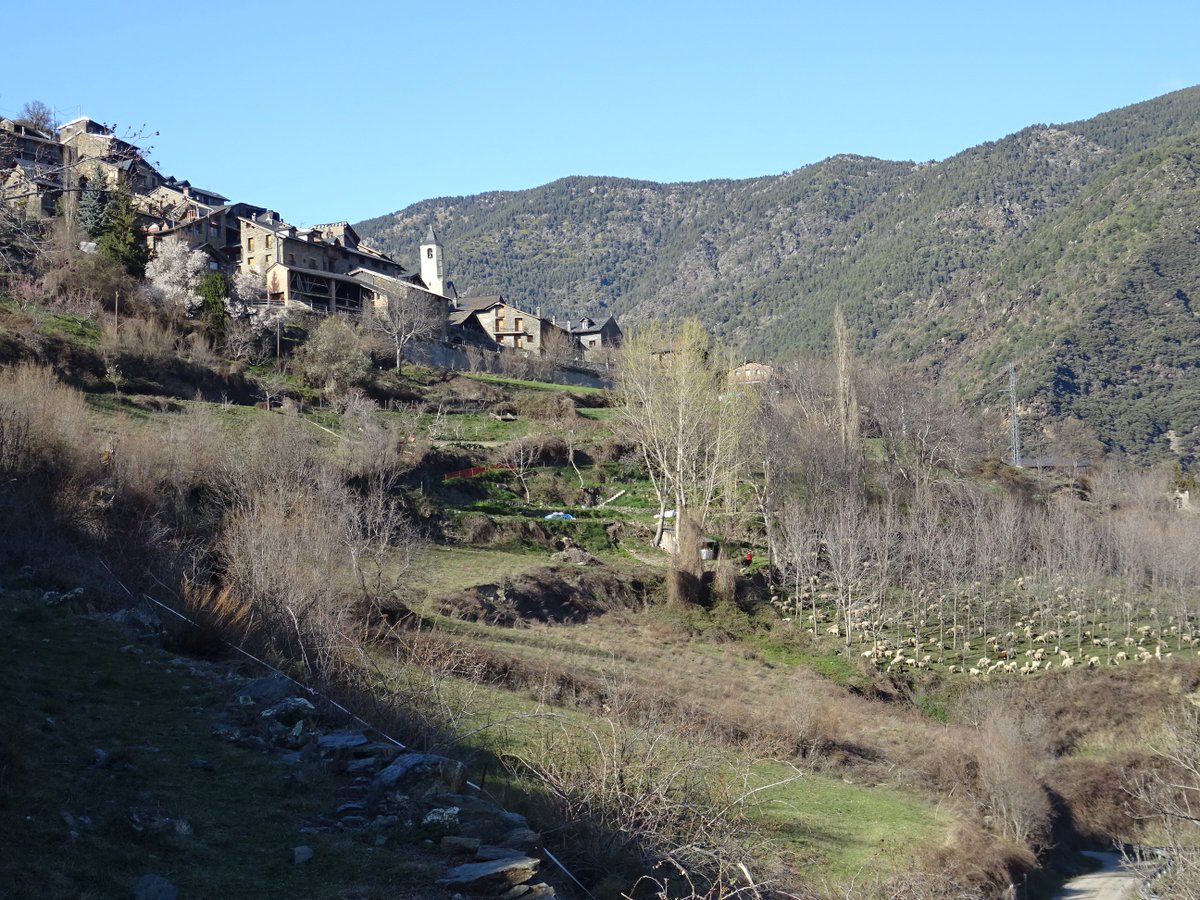 visitpallars's tweet photo. 🙋‍♂️Bon dia des de Caregue! Us deixem una🚶‍♂️passejada fàcil x fer amb👨‍👩‍👧família fins ermita Mare de Déu de la Muntanya. 
Llegenda diu que el pastor q va trobar la imatge no conseguia baixar-la fins el poble i per això es va allà. construir la capella.
+ Info: https://t.co/bznoVoKquL https://t.co/hth3XYGMi7