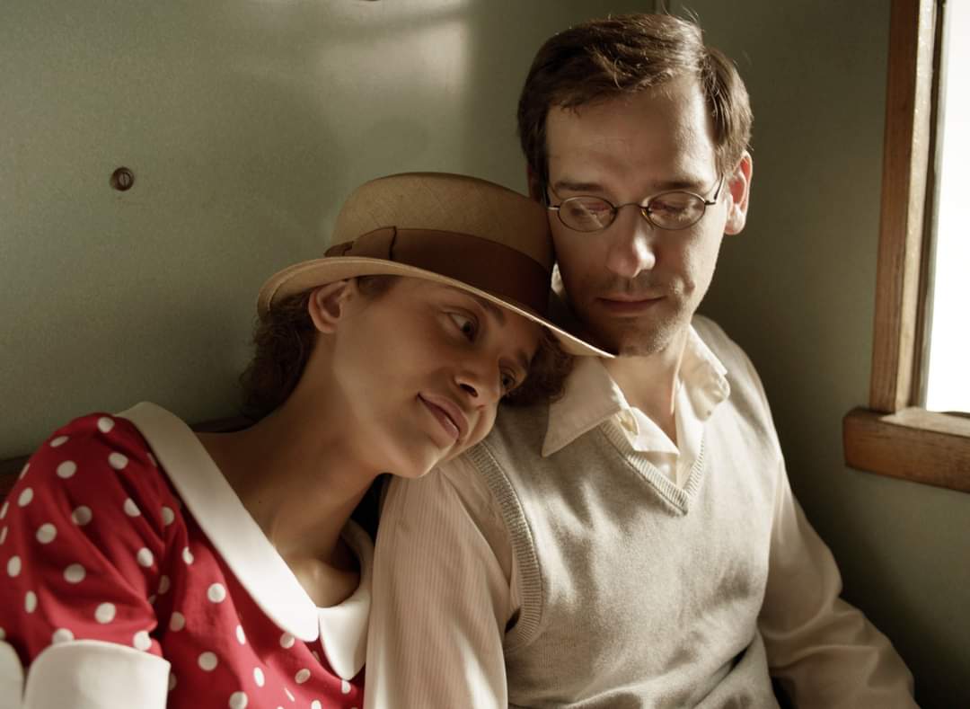 <117편의 러브레터> 아날로그 필름 감성 흑백의 미학! 컬러 버전 vs. 흑백 버전 스틸 비교 ​올 봄 단 하나의 실화 로맨스 #117편의러브레터 💌 #절찬상...