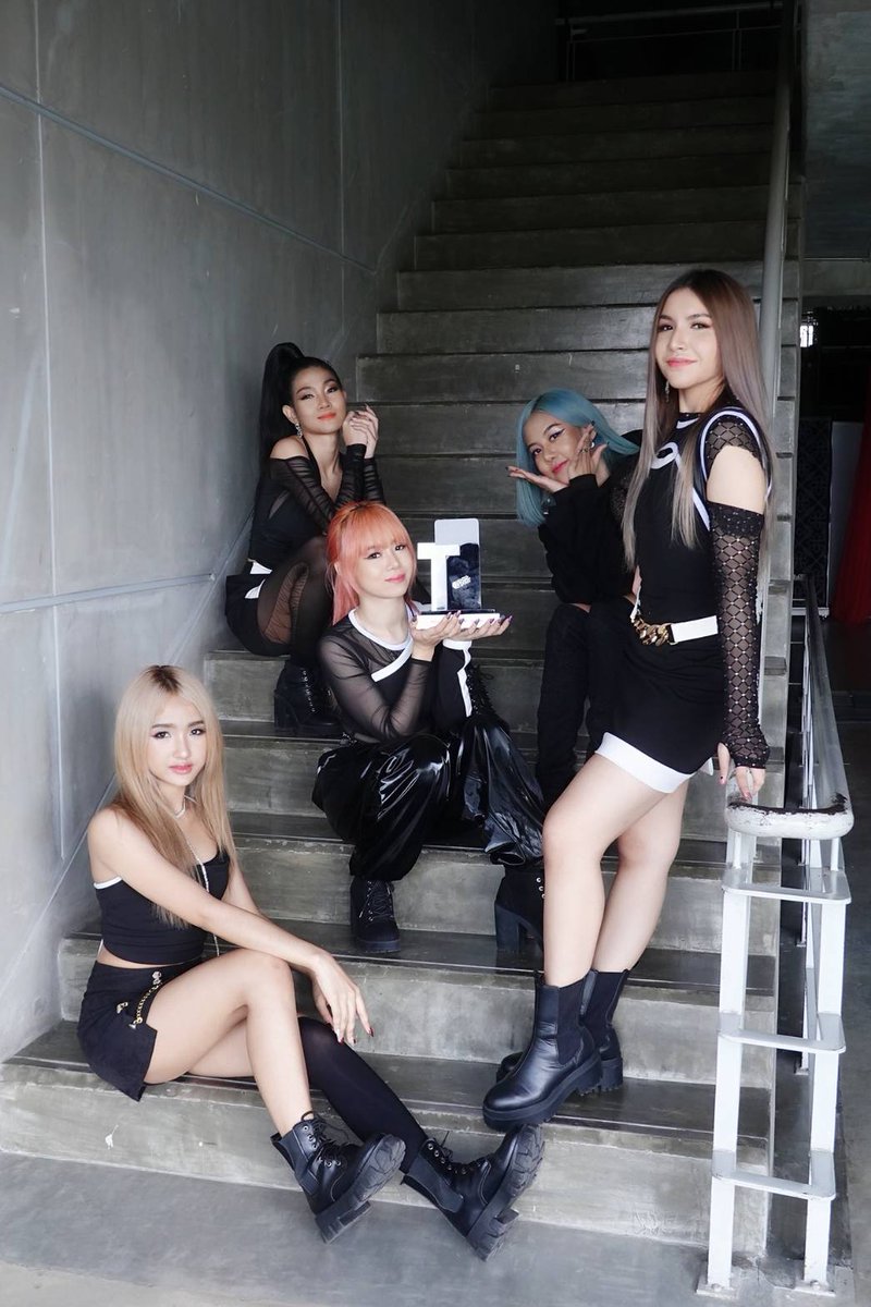 MonaOfficialme's tweet photo. พวกเรา Mona ขอขอบคุณรายการ TPOP STAGE และ TPOP TOP CHART สำหรับรางวัล Rookie Of The Week 6 ด้วยนะค่ะ

#Mona #โมนา #TikTokBoom #MEEntertainment #TPOPSTAGE #TPOPTOPCHART #RookieOfTheWeek #DebutStage #1stSingle https://t.co/F1hBrD8Ig9