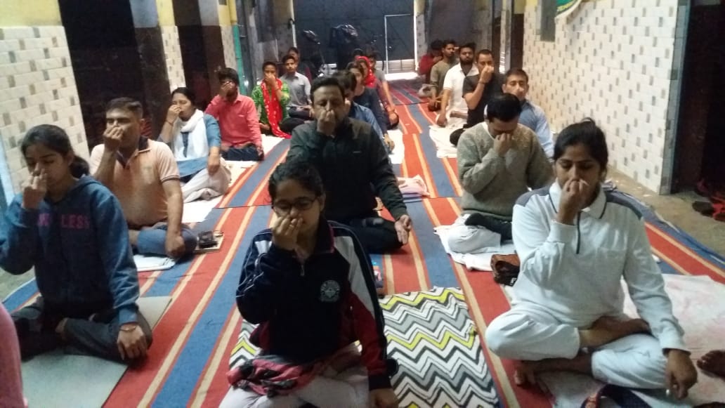 व्यायामात् लभते स्वास्थ्यं दीर्घायुष्यं बलं सुखं।
आरोग्यं परमं भाग्यं ||

उत्तर प्रदेश संस्कृत संस्थान द्वारा संचालित निःशुल्क त्रैमासिक योग प्रशिक्षण शिविर।

केन्द्र का स्थान:-मुज़्ज़फ्फरनगर

#Lucknow