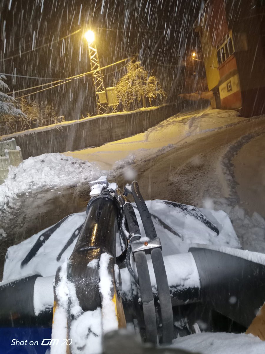 beytullahgectan's tweet photo. ❄️🌨🚜
Karla mücadele ekiplerimiz ulaşımın aksamaması için kar küreme ve tuzlama çalışmalarını aralıksız sürdürüyor. Desteklerinden dolayı Büyükşehir Belediye Başkanımız Sayın @mhilmiguler ‘e ilçem ve şahsım adına teşekkür ediyor, şükranlarımı sunuyorum. https://t.co/14x2im2tSZ