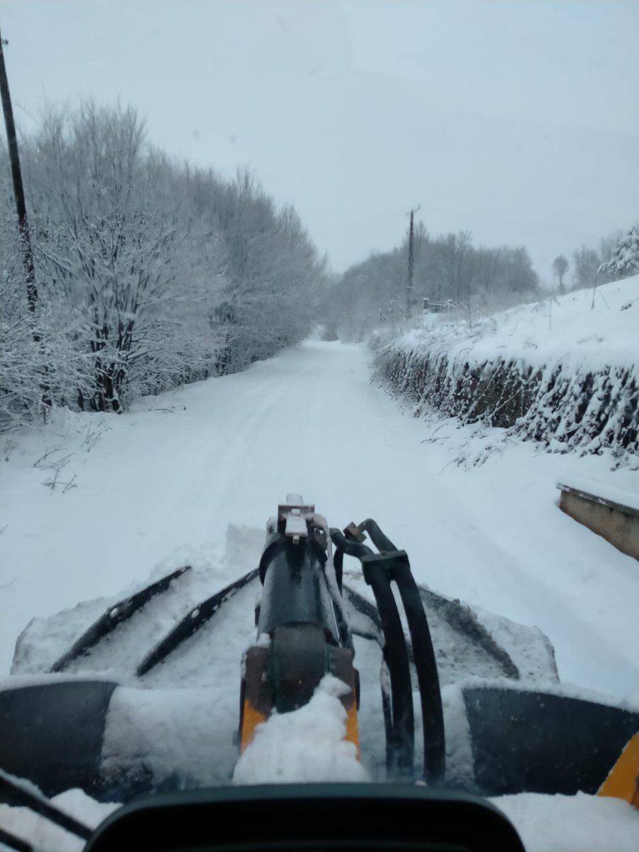 beytullahgectan's tweet photo. ❄️🌨🚜
Karla mücadele ekiplerimiz ulaşımın aksamaması için kar küreme ve tuzlama çalışmalarını aralıksız sürdürüyor. Desteklerinden dolayı Büyükşehir Belediye Başkanımız Sayın @mhilmiguler ‘e ilçem ve şahsım adına teşekkür ediyor, şükranlarımı sunuyorum. https://t.co/14x2im2tSZ