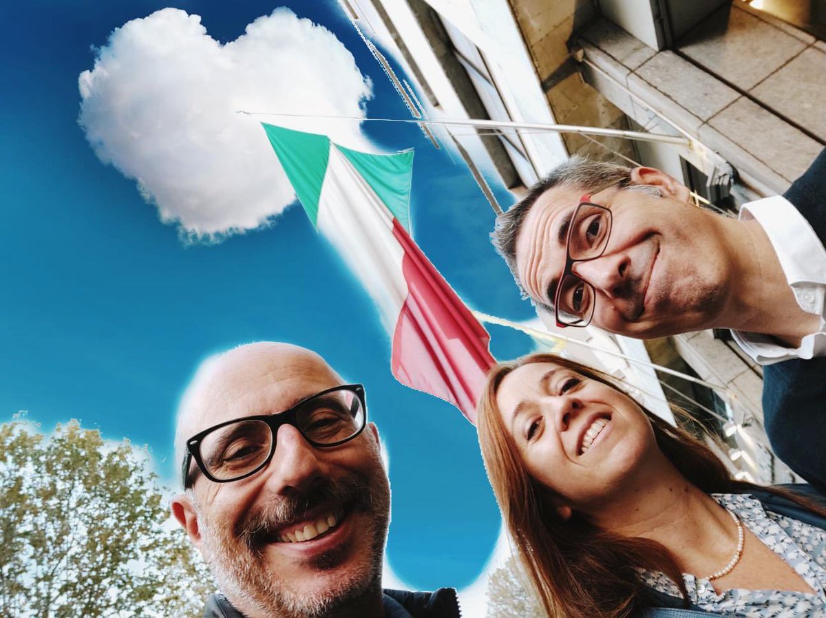 RaiRadio2's tweet photo. Sventola il tricolore, avanza la primavera. Chi ritwitta colora il cielo di nuvole a forma di cuore. La pattuglia dell’alba vi abbraccia fortissimo! #italia #primavera #morningshow
Ascolta su #RaiRadio2
https://t.co/KlqKNNPpx7
Guarda su @RaiPlay
https://t.co/LGz6g3iTPo https://t.co/eGg1QNYWNA