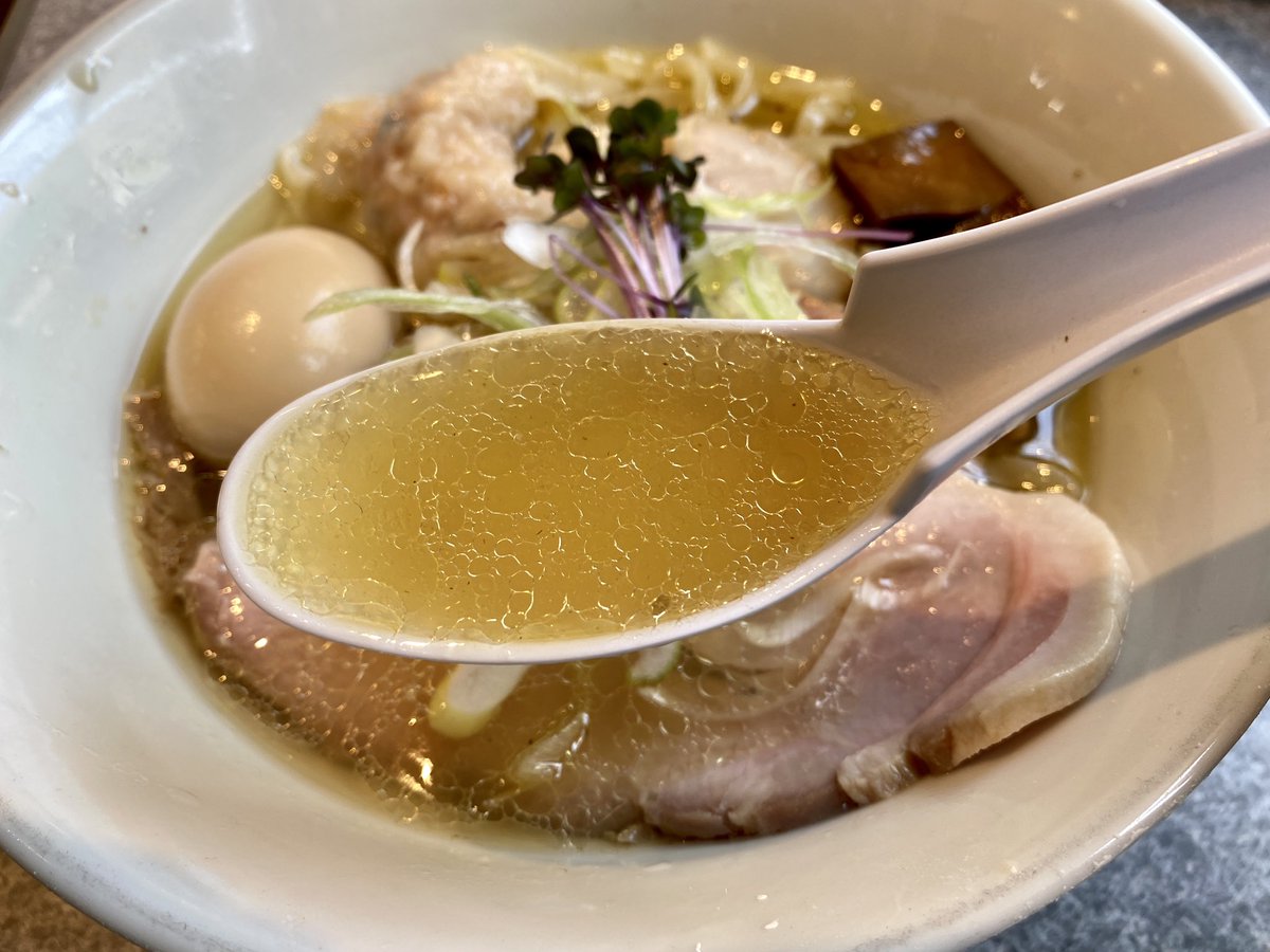 Klihytfsryhh's tweet photo. 手打中華蕎麦 亀庵🐢蒲田

特製中華蕎麦 塩
こいたま

3/10からスタート
煮干つけ麺宮元の亀井さんによるお店で、今日は宮郎の二毛作
こいたまコールでめんまちゃん特製マキシマムこいたまご半熟味玉に変更可✨流行りの極太手打麺！肉🍖食べ応え満点💯メンマ美味すぎ💯極太手打ちブーム到来だな https://t.co/NJxKcPi2V1
