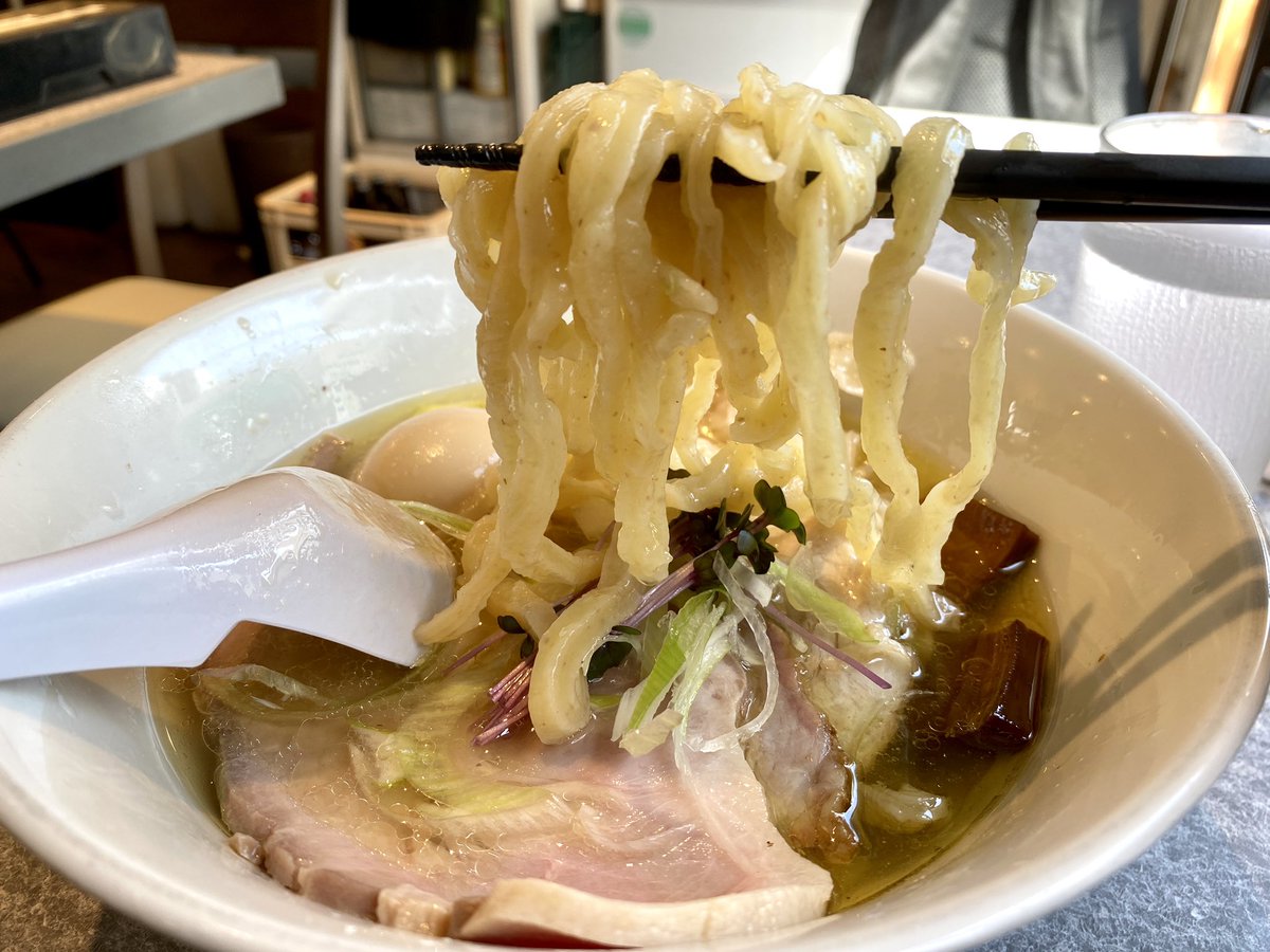Klihytfsryhh's tweet photo. 手打中華蕎麦 亀庵🐢蒲田

特製中華蕎麦 塩
こいたま

3/10からスタート
煮干つけ麺宮元の亀井さんによるお店で、今日は宮郎の二毛作
こいたまコールでめんまちゃん特製マキシマムこいたまご半熟味玉に変更可✨流行りの極太手打麺！肉🍖食べ応え満点💯メンマ美味すぎ💯極太手打ちブーム到来だな https://t.co/NJxKcPi2V1