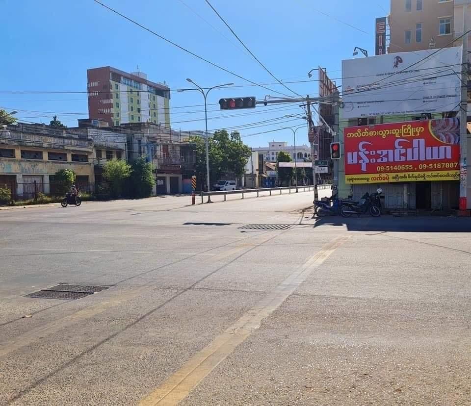 IrrawaddyNews's tweet photo. Silent strike in Mandalay

Mandalay, Myanmar’s second-largest city, was silent on Mar. 24 as protesters kept off the streets as part of a nationwide silent strike. (Photo: CJ)
 
#WhatsHappeningInMyanmar
#SilentStrike https://t.co/VFHHcQJH62