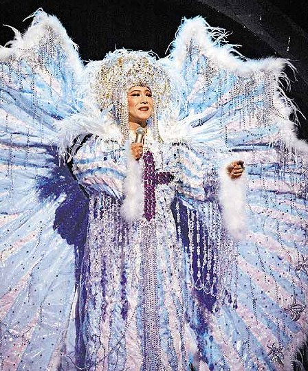 隊長 心はひとつ Www 紅白も 小林幸子と美川憲一の衣装対決とかやってる頃くらいまでは 楽しかったから見てたのにな