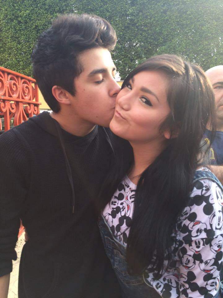 Karime959698's tweet photo. @elguana7 @marianaecheve @ReginaBlandon @mariobautista_ uuuy imaginate yo soy mamá bautister, conocemos a @mariobautista desde mas pequeño #SoloMeFalta que le de otro beso a mi hija @BreeenRR https://t.co/DugvWao4CN