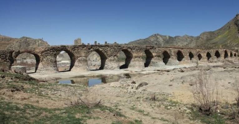 architectbahruz's tweet photo. “Khudafarin Bridges” are two #Khudafarin arch bridges, which are located at the #ArasRiver. Located on the historical #SilkRoad, the 11-arched #bridge was built in the 11th–12th centuries and the 15-arched bridge in the 13th century.
#architecture #rt #follow https://t.co/6dBJ6QgIVH