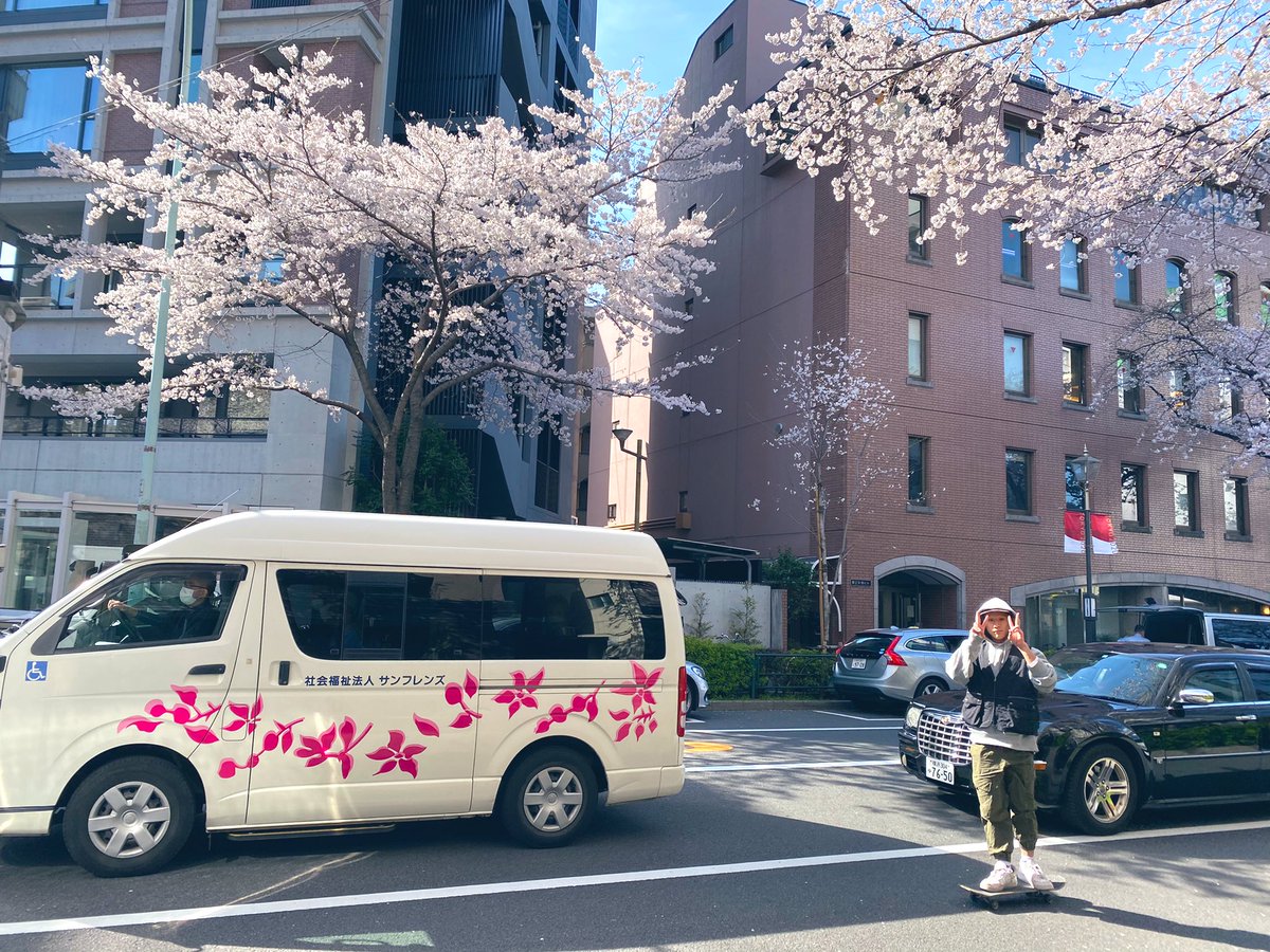 Крэйзи скейтер, едет по проезжей части, не смотрит вперед, позирует для фотки прохожим