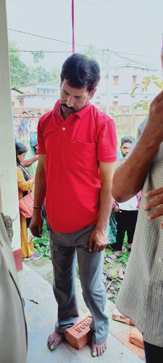 ajeetpandeybjp's tweet photo. Yet another murder of @BJP4Bengal worker !  Shri Amit Sarkar, Mandal President of Dinhata was found hanging! He was allegedly picked up residence by TMC goons. Less than 72 hrs left for 1st phase polls &amp; TMC has started their killing spree. 

#BanglarUnnotiteBJPChai https://t.co/oH03mZU2bV