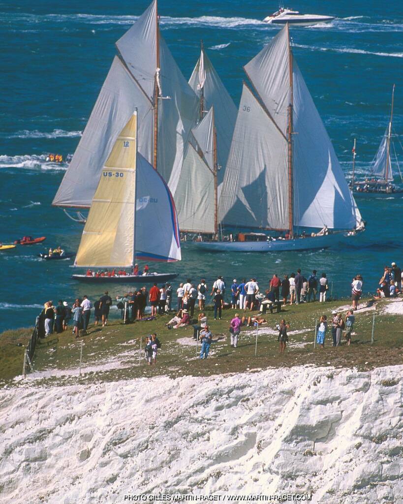 Past America’s cup yachts racing around the Isle of Wight (12 m Freedom with Thendara and Mariette during the Americàs Cup Jubilee 2001 ). Just saying... #emiratesteamnz #ineosteamuk #americascup #sailing #yachting #instasail #yachtracing #regatta #sails… instagr.am/p/CMyj2qoMgd7/