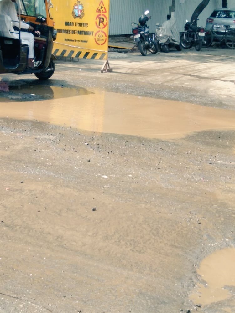 iamkunalgagat's tweet photo. My dear @mybmc @mybmcWardN @bmcmumbai @ParagShahBJP kindly look into this, due to this people are facing issues - the pedestrian as well as the drivers , huge n humble request to resolve this as soon as possible. https://t.co/sPg68BrSxP