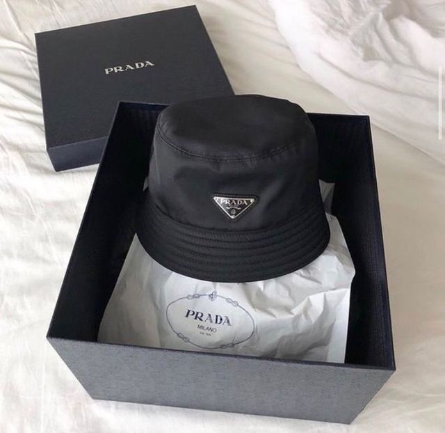 23/Marzo; 

—Ese día había sido el cumpleaños de su amigo y compañero @GoldenHands_B y lo habían celebrado en el club de la villa. Él asiste y le lleva unos regalos que esperaba fueran a gustarle.—