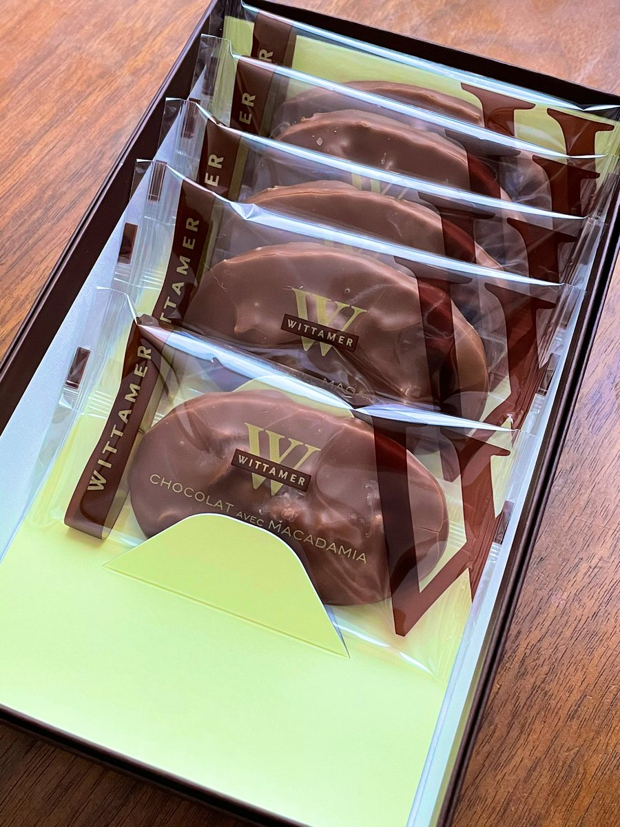 「手土産用に買ったヴィタメールのチョコクッキー。 会う予定が流れたので(とりあえず」|藤河るりのイラスト