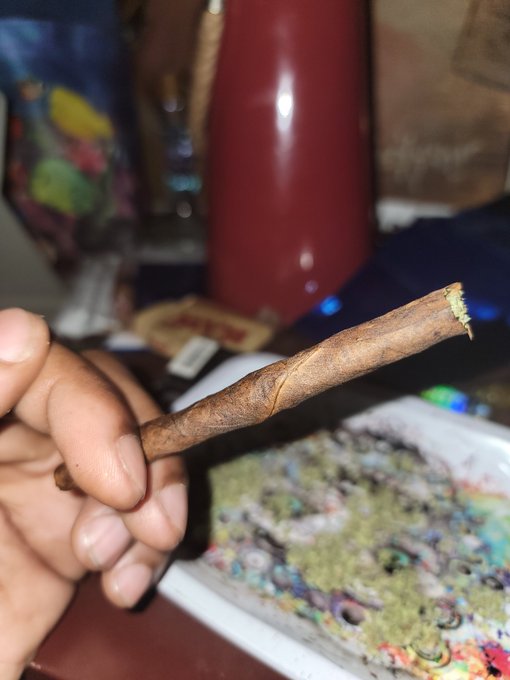 I was asked once how I roll my blunts. Here's one way https://t.co/7AzAZYRwJs