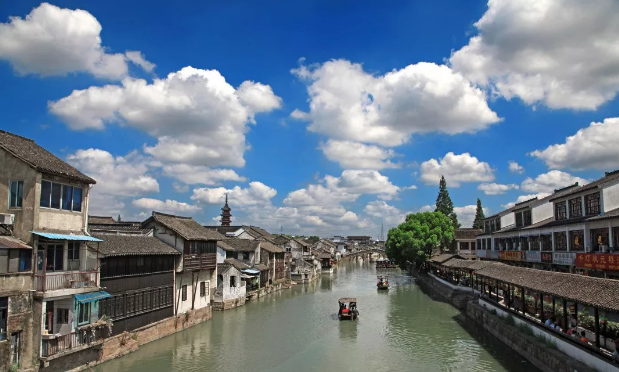 Kunshan_China's tweet photo. Feel the warm spring vibe here at the ancient town of Qiandeng in #Kunshan. After a long rainy season, the town ushers in its most charming season as the trees grow green sprouts. #KunshanInSpring https://t.co/PgzpxyM0Jb