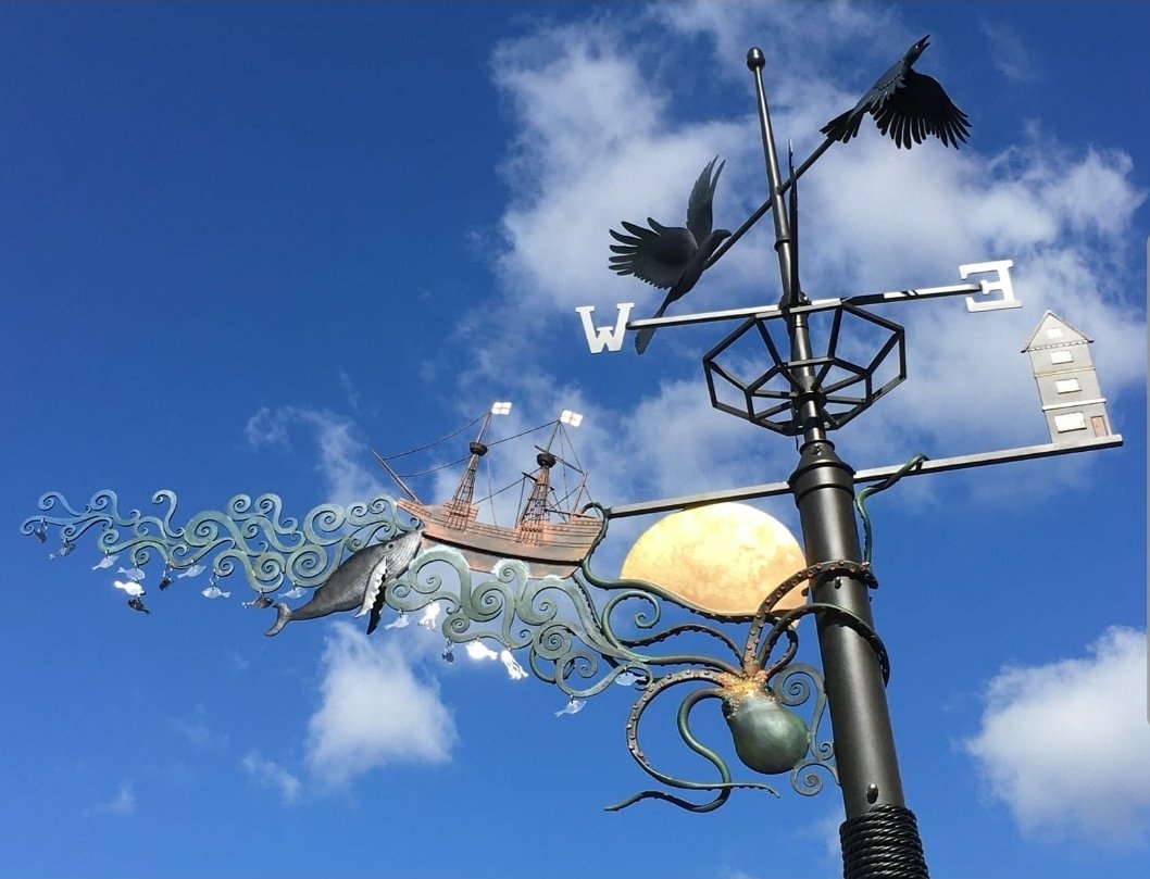 HelloDorking's tweet photo. Have you seen the new sculptures depicting the #Mayflower voyage around Dorking? ⛵️Commissioned by @MoleValleyDC - they commemorate the voyage to the #NewWorld
@MullinsShop @mayflower400uk @visitsurrey @dorkingmuseum #DorkingHistory #DorkingHeritage #HelloDorking #Mayflower400 https://t.co/D3R8FRDPpb
