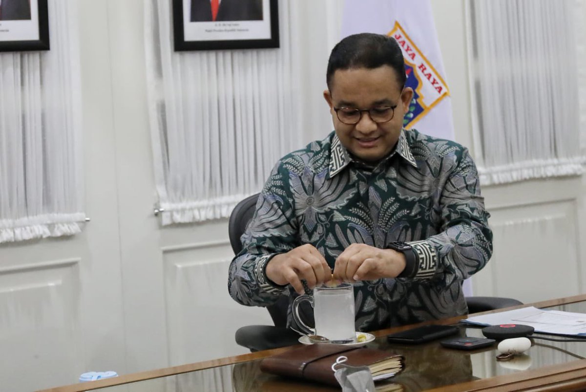 aniesbaswedan's tweet photo. Kalau sudah menjelang siang, enaknya minum yang segar-segar.

Saya sehari-hari sering pesan kelapa muda dari UMKM. Dan biasanya ditambah jeruk sedikit, supaya makin segar 🙂 

Selamat makan siang buat semua... https://t.co/u7KC0XJGHU