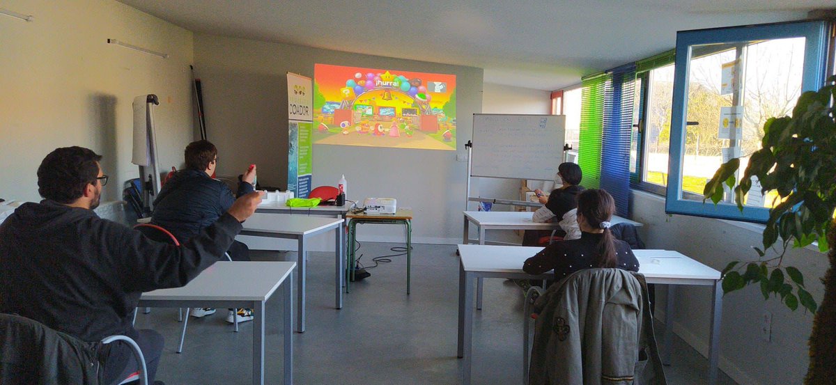 AutismoBata's tweet photo. Los videojuegos son más que un juego,  puede ser un medio para utilizar estrategias de trabajo en equipo y cooperación , y pasarlo genial! 🎮 Grupo EVI. #ExperienciasVidaIndependiente https://t.co/Ky6Ms651Lj