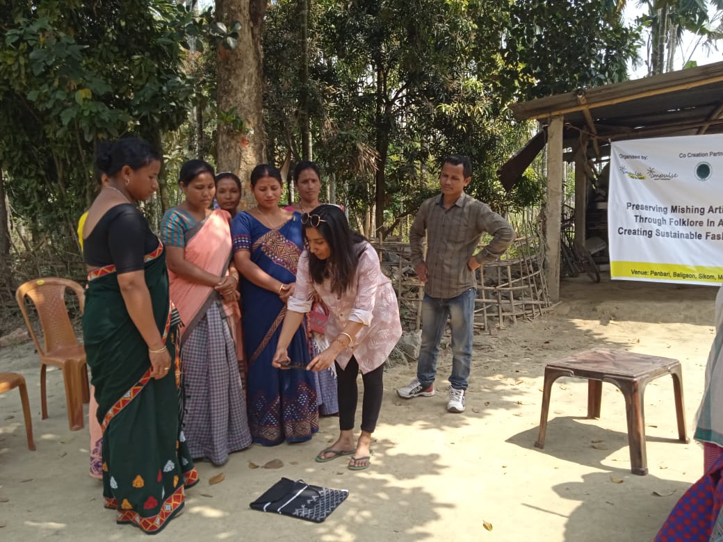 Impulse_Empower's tweet photo. Phase 2 Workshop, Day 1: Weavers from Panbari learn Photography/Videography, Social-Media, and finance management skills at the Co-creation Workshop #ImpulseModel #RuralFutures @ImpulseNGO Partner @naturenomics, Co-brand @ElephantCountry. Supported by @inBritish 
#SDGs https://t.co/QVJFvSMGgE