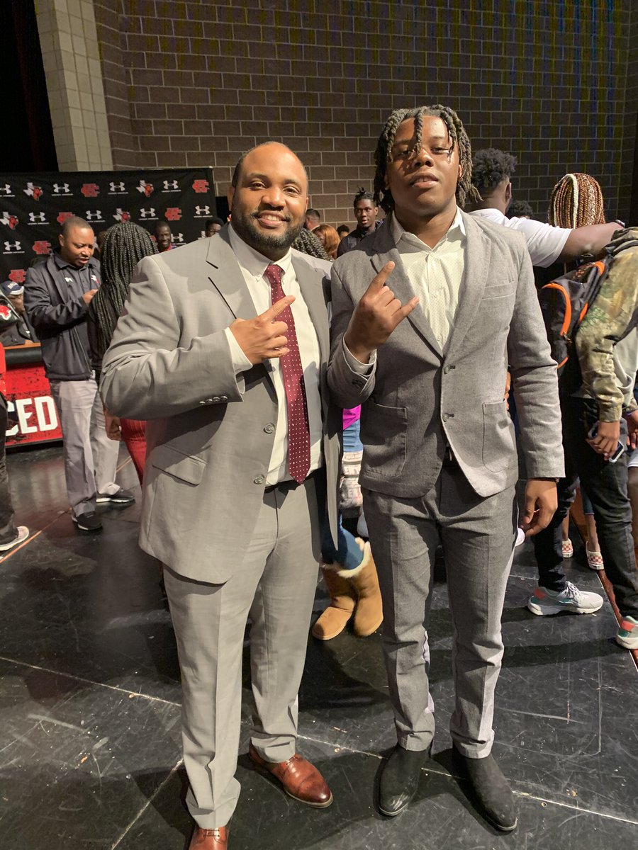 LoweJaheim's tweet photo. This man made me the dog I am today hell of a coach never will forget what he have taught me. the most selfless coach on the planet the man know the game of football and taught it to me well he watched me developed to the player I am today much love for you man💯@DemarcusHarri01 https://t.co/exVpwd8Hm0