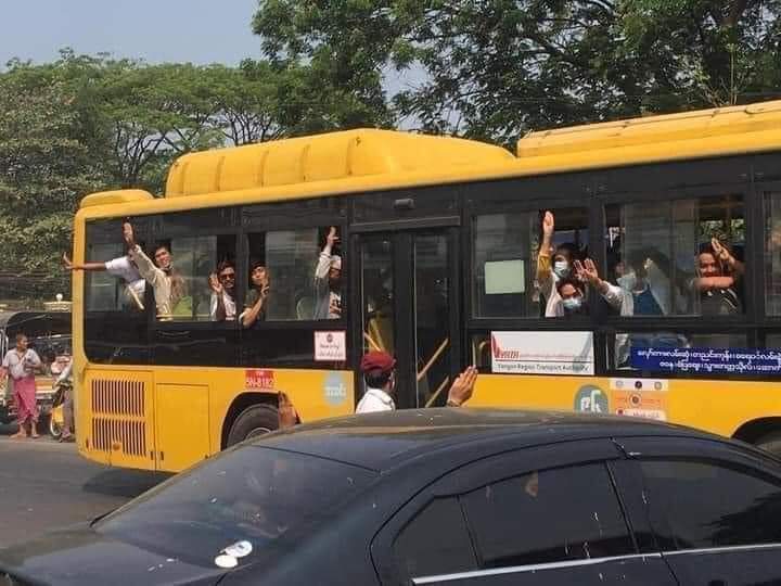 Cyck12's tweet photo. After 22 days, students who were arrested and detained on March 3 are free today. When they just got out of the prison, they showed three fingers salute against #Dictatorship even it took too long for them 
to be released.
#WhatsHappeninglnMyanmar 
#Mar24SilenceStrike https://t.co/HlMCkUcooO