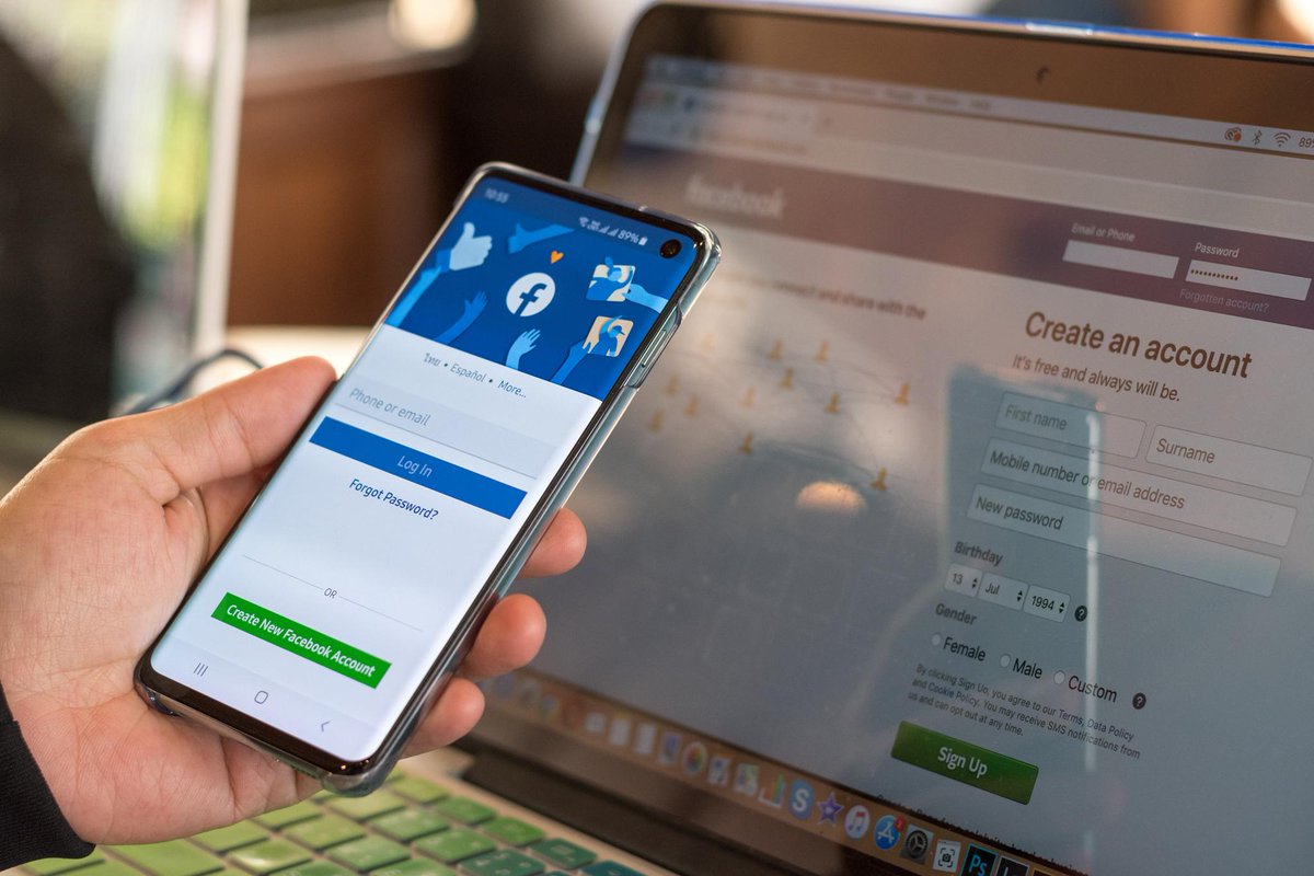 engadget's tweet photo. Facebook's Clubhouse competitor could be a Messenger Rooms feature https://t.co/kuCNGOhFTc https://t.co/WVVujNmscn