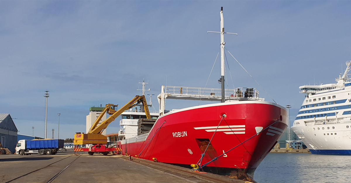 PortOfTurkuFI's tweet photo. Eilen satamassamme vieraili #Stevena'n operoimana rahtilaiva #Robijn. Alankomaiden lipun alla seilaava alus on rakennettu vuonna 2008. Aluksen kokonaispituus on 89,99 metriä ja leveys 12,5 metriä. #rahtiliikenne #laivabongaus https://t.co/qBb94UWsfx