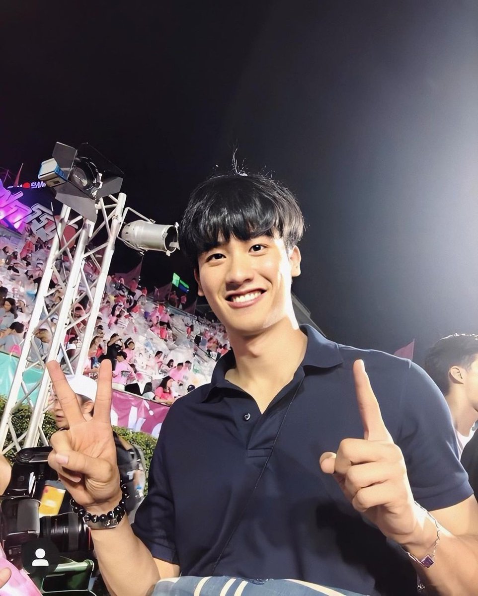 TTawan_Int's tweet photo. A smile from our Sun to get us through the week 💙

📸 #Tawan_V IG https://t.co/1rA6DZQAUr
