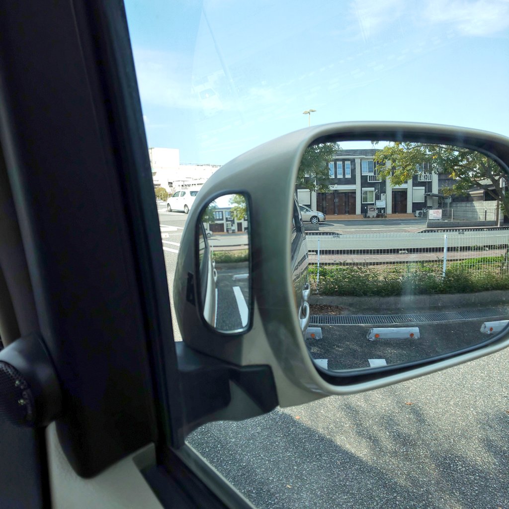 Furikake Bmwのカメラミラー を見たことがありました ひょろっと長くてレンズ部分は小さいのでこれまたバチンとすれ違いざまに引っ掛けて折れちゃうんじゃ無いかというぐらい細くて小さいです 駐車場でイタズラでバキンと折られてしまいそうです 修理代は