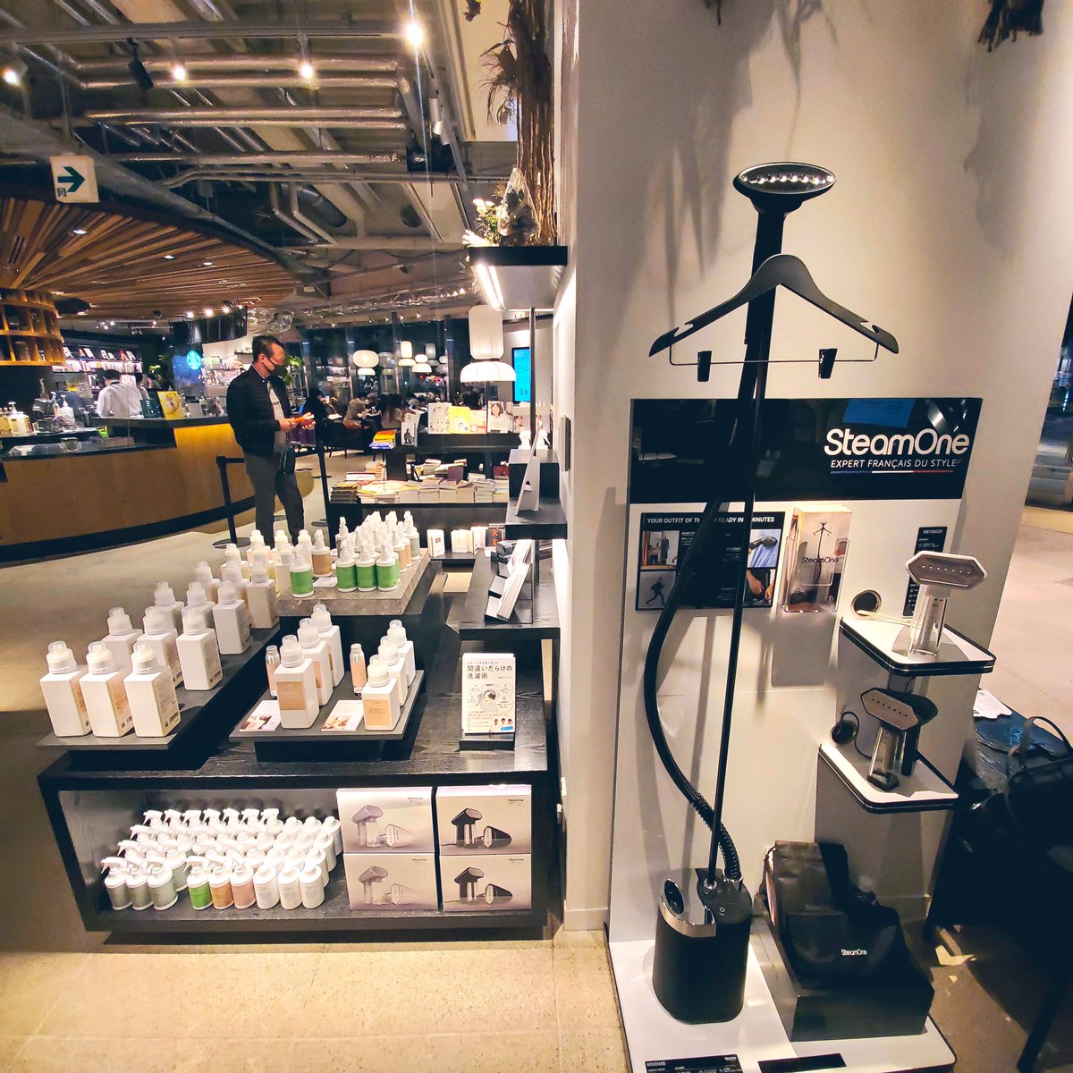 SteamoneJ's tweet photo. 【催事のお知らせ】
SteamOneのポップアップストアを期間限定で開催中です。
ぜひお立ち寄り・お試しください✔️
・蔦屋書店 六本木店 4/14まで
・玉川高島屋 3/30まで
#SteamOne #衣類スチーマー
#蔦屋書店六本木 #玉川高島屋 https://t.co/r66Bn4kqDb
