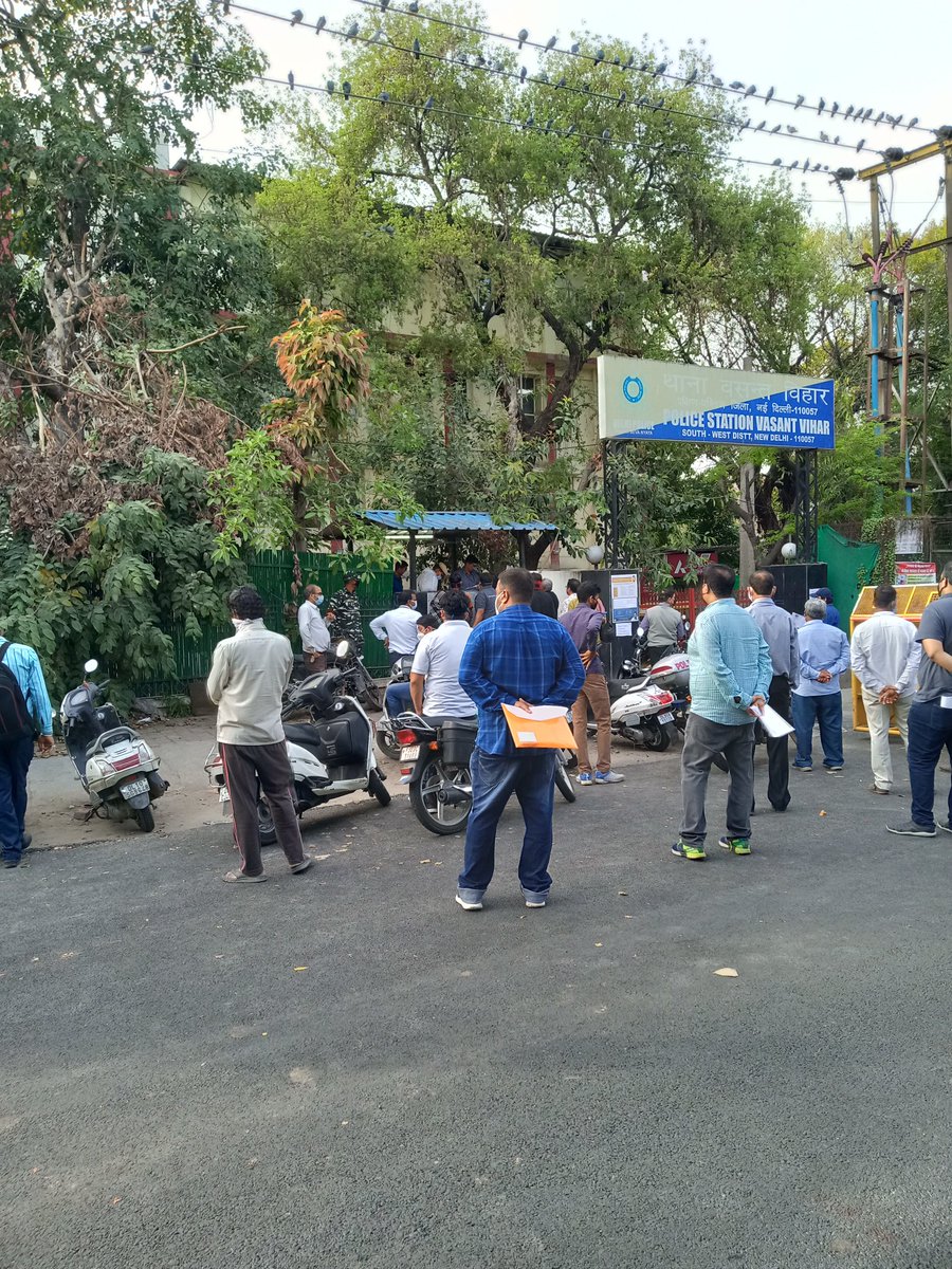 harshbandvi's tweet photo. An year to the lockdown....memories of queuing up for ePass
#logicdistancing https://t.co/maopK1v8Nf