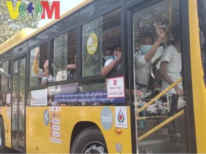 Cyck12's tweet photo. After 22 days, students who were arrested and detained on March 3 are free today. When they just got out of the prison, they showed three fingers salute against #Dictatorship even it took too long for them 
to be released.
#WhatsHappeninglnMyanmar 
#Mar24SilenceStrike https://t.co/HlMCkUcooO