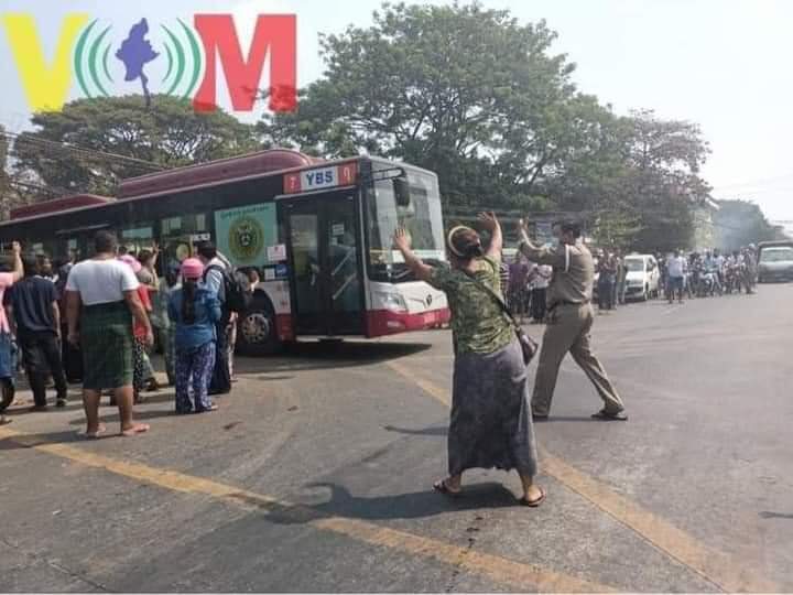 Cyck12's tweet photo. After 22 days, students who were arrested and detained on March 3 are free today. When they just got out of the prison, they showed three fingers salute against #Dictatorship even it took too long for them 
to be released.
#WhatsHappeninglnMyanmar 
#Mar24SilenceStrike https://t.co/HlMCkUcooO
