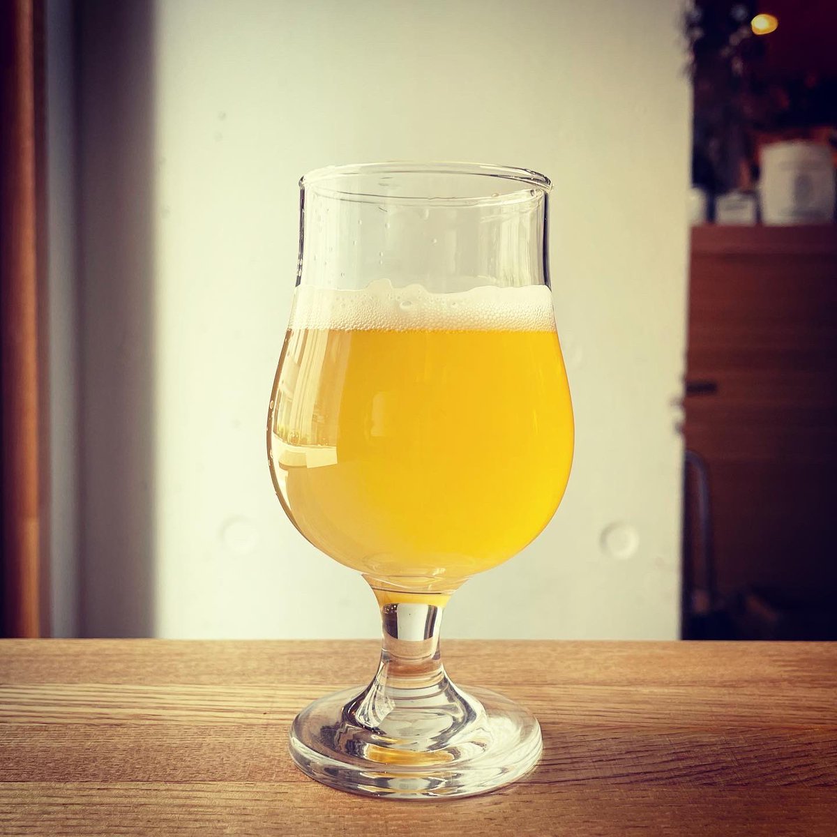 hinomotobeer's tweet photo. 本日3/24(水)15〜21時(Lo:20ちょい前)です。

新規開栓は東京東十条 #レッツビアワークス さんから「ヒガジューホワイト2丁目」。1周年おめでとうございます。
コリアンダーの清涼感とホップの柑橘っぽいニュアンス。花見の時期にぴったりなベルジャンホワイト。

#クラフトビール
#ビール愛 https://t.co/vktw5Yg1RU
