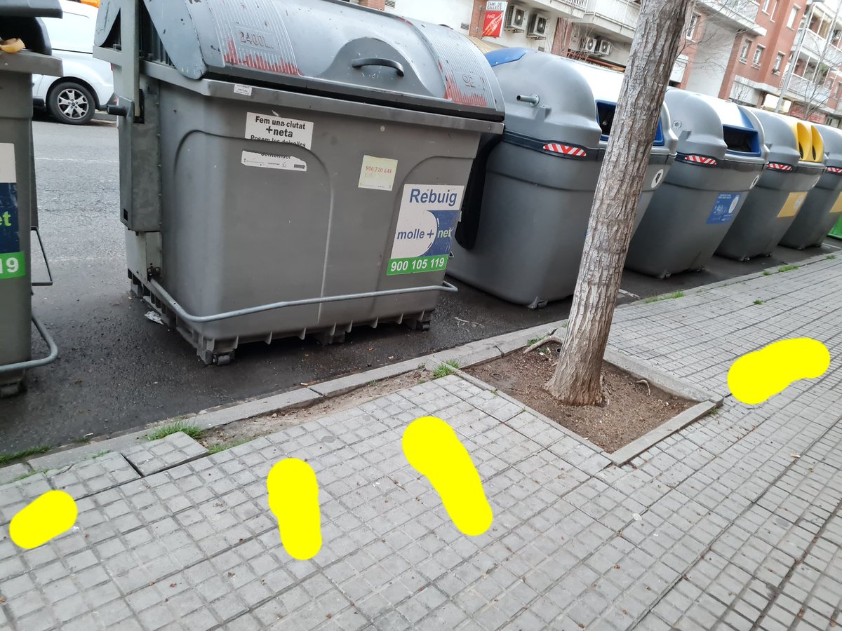 AVCANBORRELL's tweet photo. @ajmollet Poden transladar a el servei de manteniment que revisin aquesta vorera en mal estat. Algú es pot fer mal. https://t.co/FXEwbm73hZ