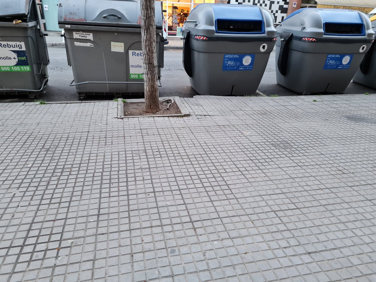 AVCANBORRELL's tweet photo. @ajmollet Poden transladar a el servei de manteniment que revisin aquesta vorera en mal estat. Algú es pot fer mal. https://t.co/FXEwbm73hZ