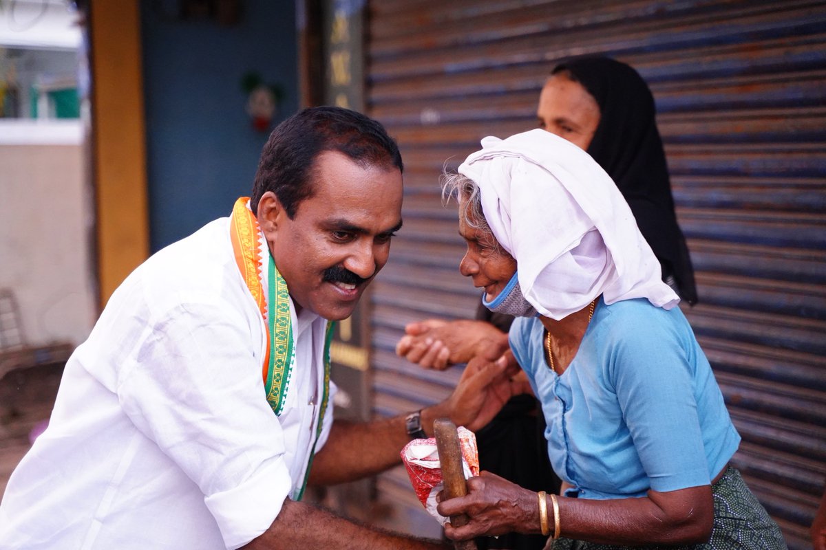 aluvamla's tweet photo. കാഞ്ഞൂർ  പഞ്ചായത്തിലെ പര്യടന വേളയിൽ.
#Aluva https://t.co/dQIhlE4tqp
