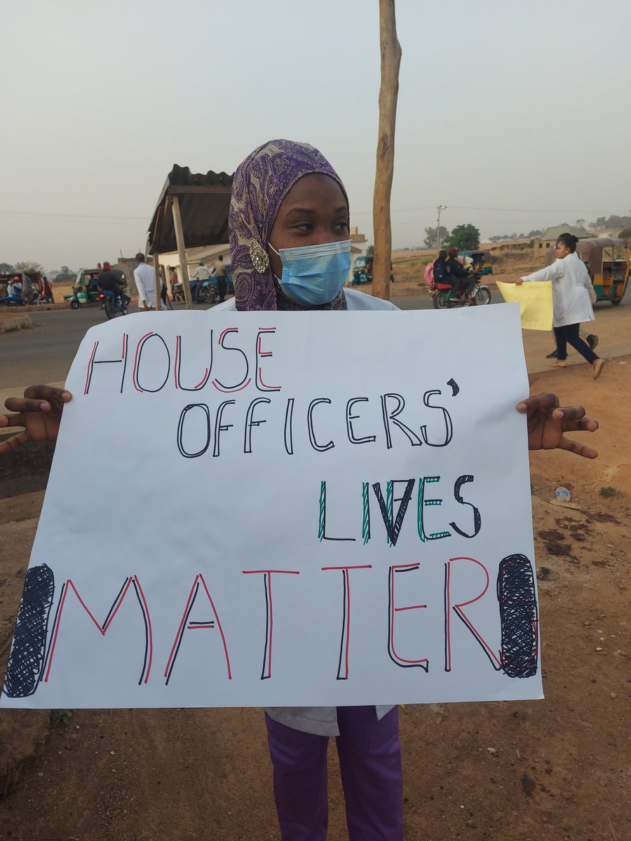 kxmdyy's tweet photo. Pay house officers. https://t.co/4B5E6B1PTL
