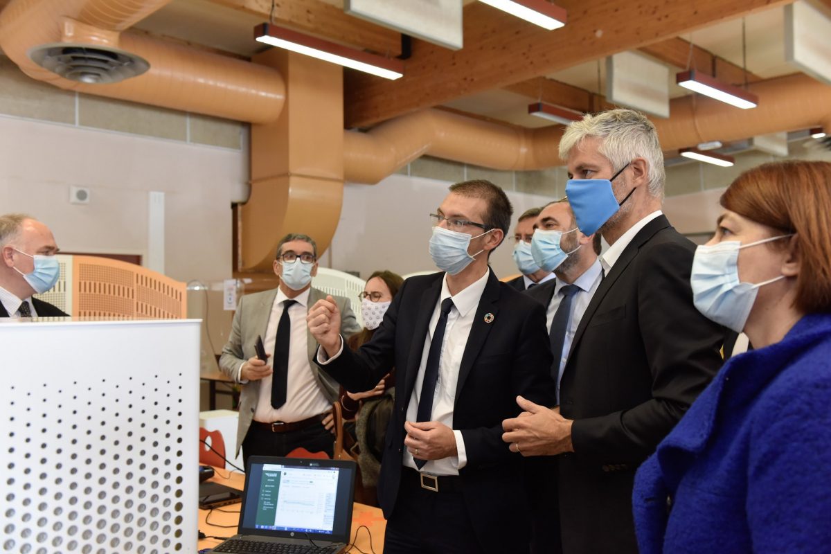 lejournaldeleco's tweet photo. Purificateurs d’air | Une étude prouve l’efficacité du dispositif @laurentwauquiez @auvergnerhalpes @yannickneuder @lyonbiopole @auvergnemarque @virpath #Santé #Covid19 #Purificateurs #Air #Education #Lycées #RégionAURA #Virnext #Virpath https://t.co/hTRXFtZVos https://t.co/E2I0a9j5ZF