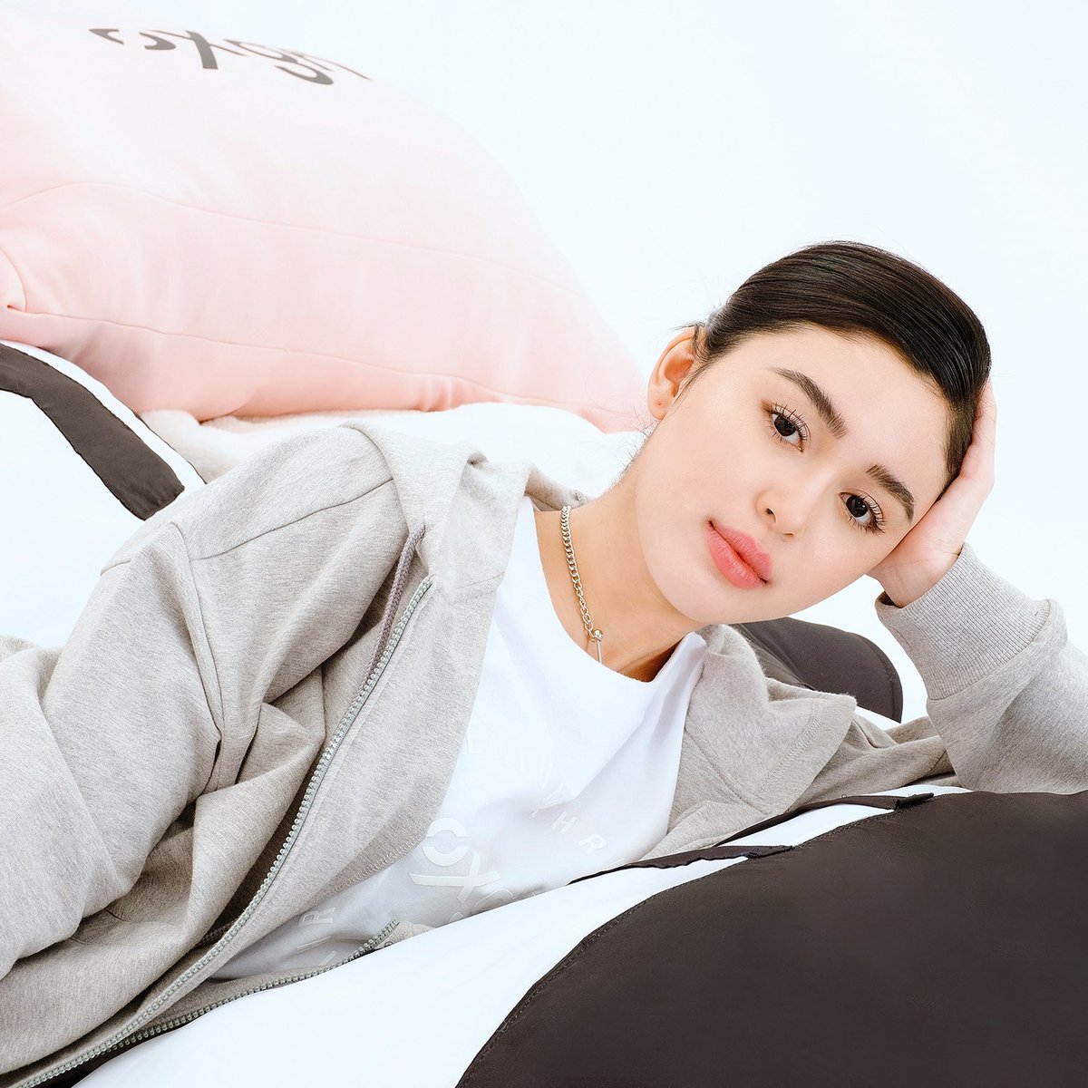 OXGNFASHION's tweet photo. Let’s talk about layers! Which Logo Tee (P499) do you prefer with this outfit?

🌸 Pink
🤍 White

ON CLAUDIA: Basic Hoodie (P1099) and Lounge Pants (P899) styled with the Premium Threads Logo Tee (P499).

https://t.co/EWIXfH2SDf
https://t.co/jXXWCktsfK 
https://t.co/Nv6ke2NzXN https://t.co/88YrQ2nA1U