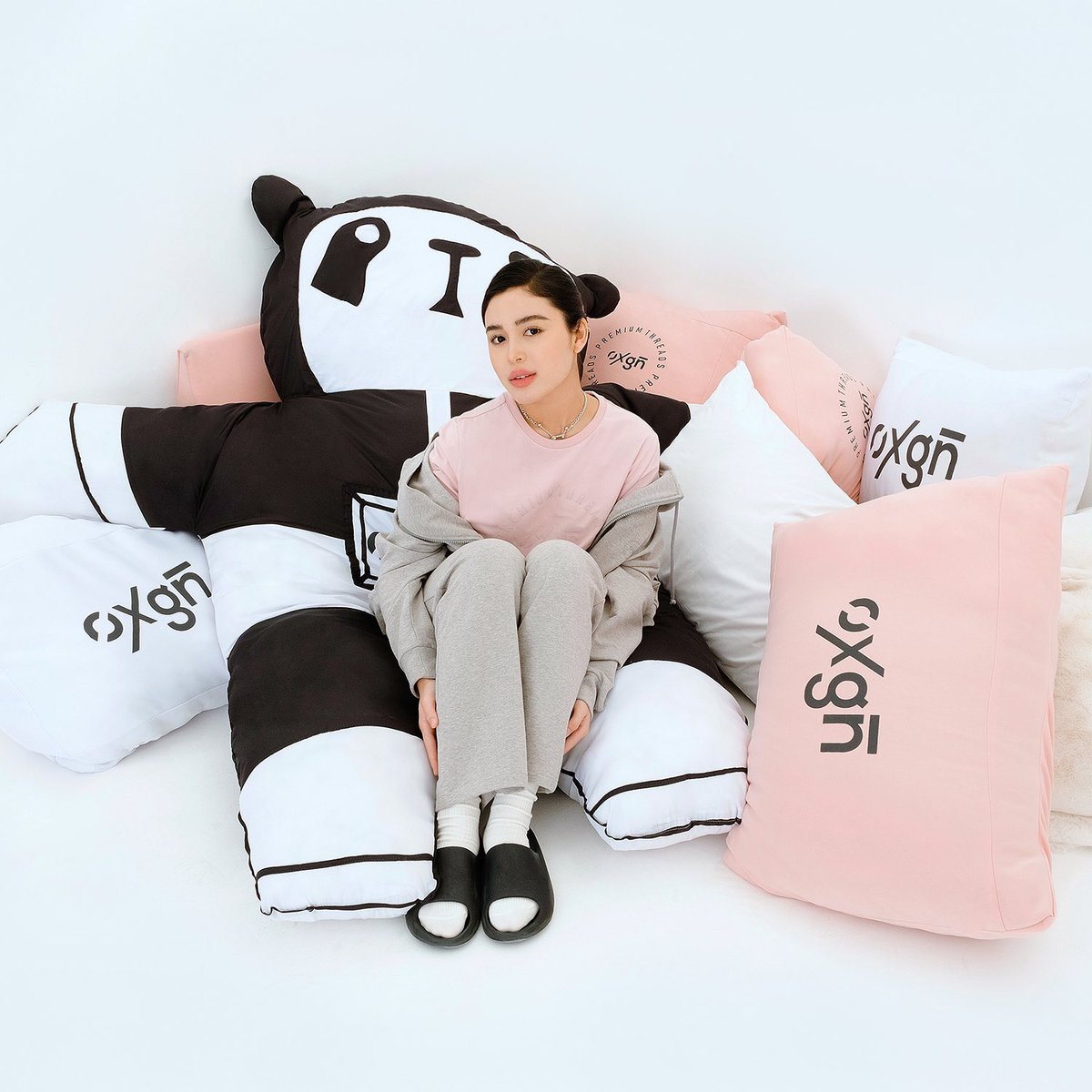 OXGNFASHION's tweet photo. Let’s talk about layers! Which Logo Tee (P499) do you prefer with this outfit?

🌸 Pink
🤍 White

ON CLAUDIA: Basic Hoodie (P1099) and Lounge Pants (P899) styled with the Premium Threads Logo Tee (P499).

https://t.co/EWIXfH2SDf
https://t.co/jXXWCktsfK 
https://t.co/Nv6ke2NzXN https://t.co/88YrQ2nA1U