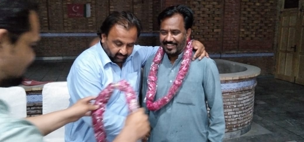 AWPPunjab's tweet photo. AWP GB leader Baba Jan greeted by AWP Punjab's Arif Ayaz and Labour Qaumi Movement leaders in Faisalabad. #BabaJanIsFree https://t.co/SiRrpPfsT2