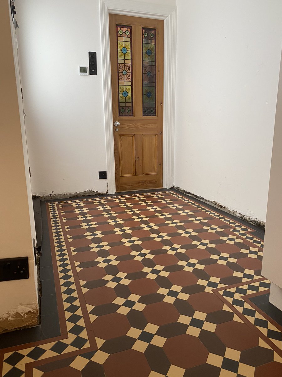 GeometricTiling's tweet photo. This striking Edwardian design is Harvard by @londonmosaic really loving the Earthy tones, it’s always a pleasure to lay such a beautiful design ❤️
#victorianhallway #victorianhall #periodproperty #victorianterrace #houseinspiration #geometrictiling https://t.co/PFj7sN7ngt