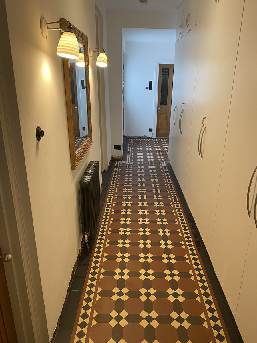 GeometricTiling's tweet photo. This striking Edwardian design is Harvard by @londonmosaic really loving the Earthy tones, it’s always a pleasure to lay such a beautiful design ❤️
#victorianhallway #victorianhall #periodproperty #victorianterrace #houseinspiration #geometrictiling https://t.co/PFj7sN7ngt