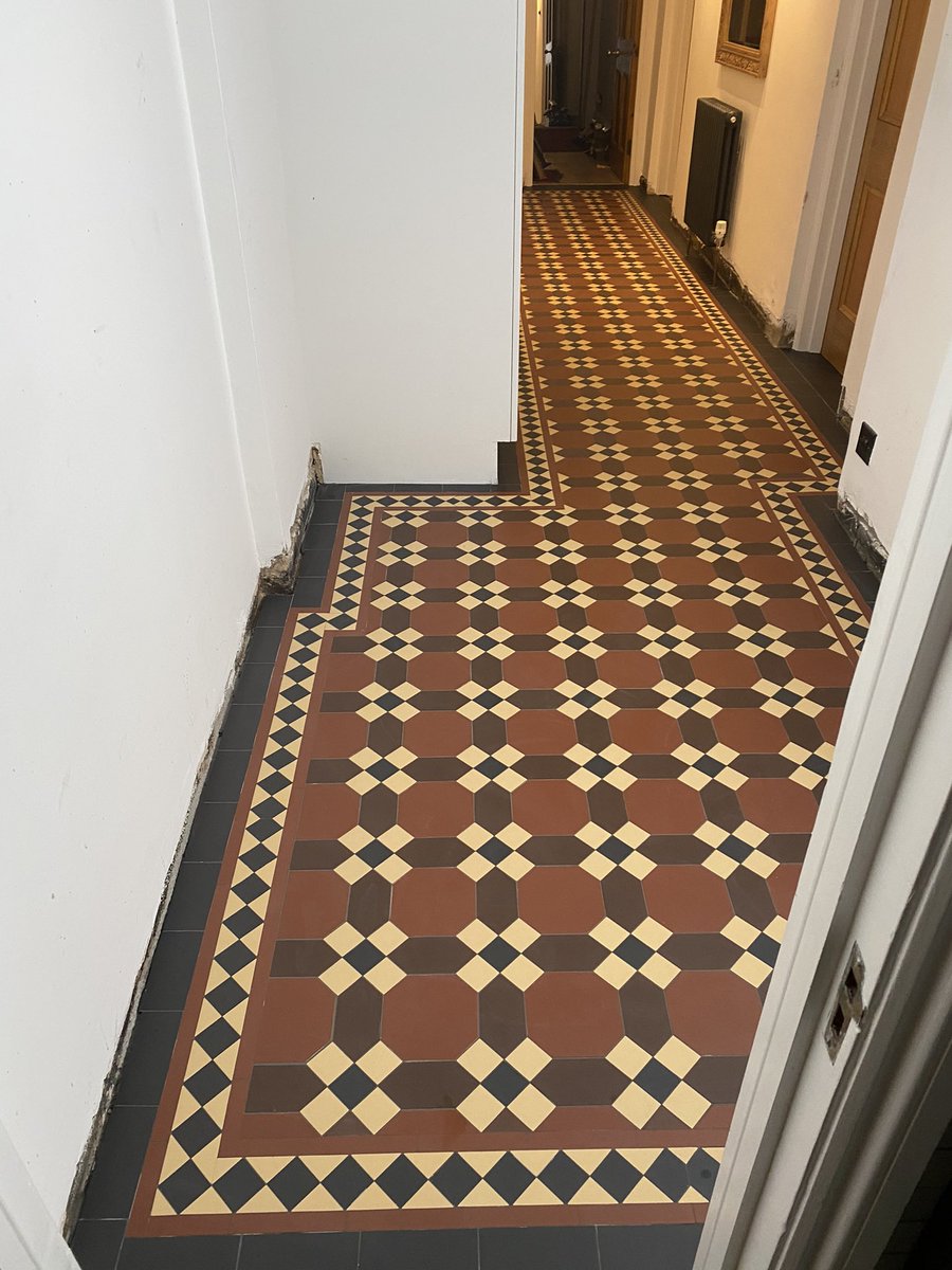 GeometricTiling's tweet photo. This striking Edwardian design is Harvard by @londonmosaic really loving the Earthy tones, it’s always a pleasure to lay such a beautiful design ❤️
#victorianhallway #victorianhall #periodproperty #victorianterrace #houseinspiration #geometrictiling https://t.co/PFj7sN7ngt