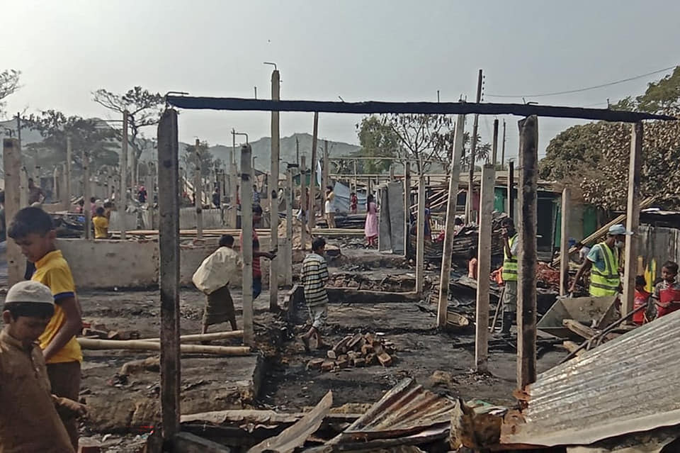 ACTforHumanity's tweet photo. Tak tanggung-tanggung, kebakaran menghanguskan puluhan ribu gubuk Rohingya yang sebagian besar terbuat dari kayu dan bambu, di kamp Balukhali, Cox's Bazar, Bangladesh.
#LetsHelpRohingya https://t.co/oKqTEmwN5M
