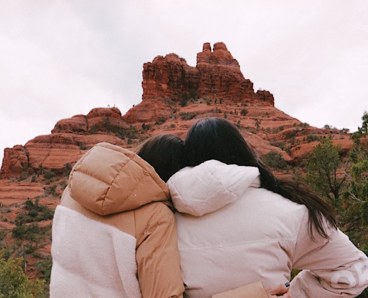 victoriach90's tweet photo. Feeling warm &amp; cozy in @OrolayOfficial  
#sedona #sedonaarizona #orolay #roadtrip #fblogger #jacket https://t.co/hdc8tYQqlT